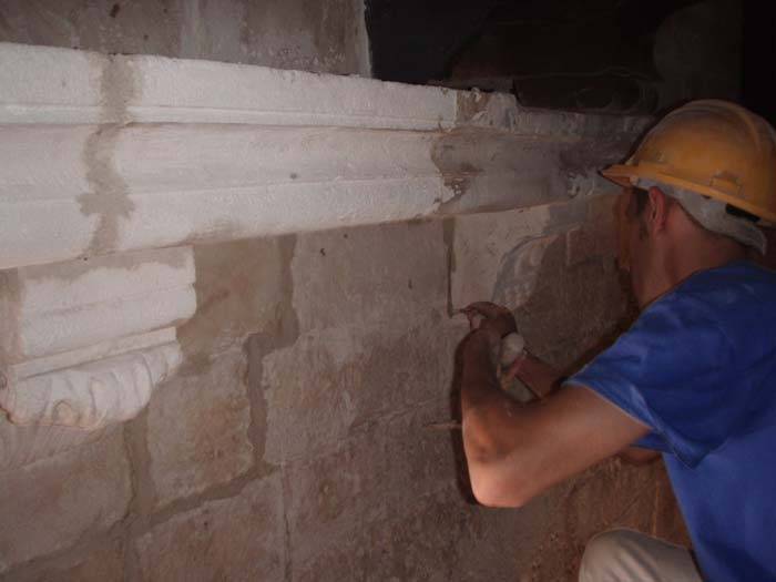 Intervento di stilatura dei giunti di malta nel paramento murario della Basilica di Conversano