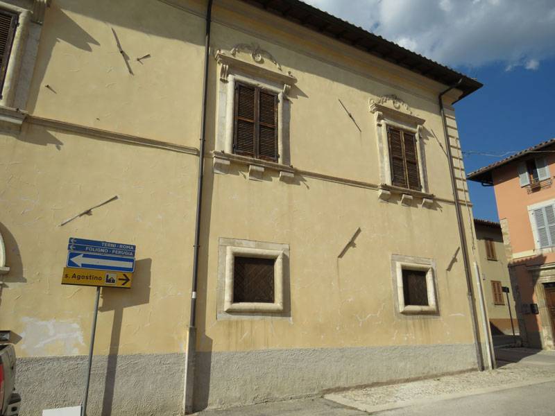 Immagine di un edificio senza danni apparenti nel centro storico di Norcia dopo la grande scossa sismica del 30 ottobre 2016.
