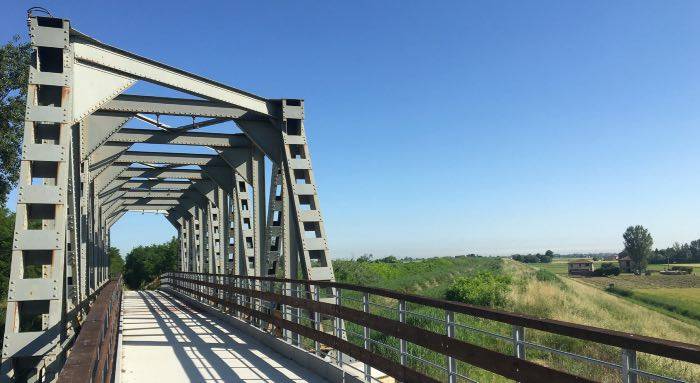 Ciclovia del Sole ponte ferroviario.jpg