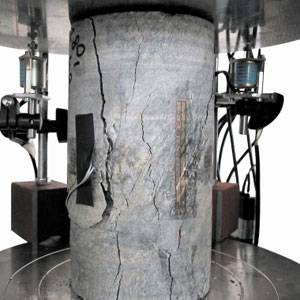 I calcestruzzi ad alta resistenza meccanica (HSC - High Strength Concrete) fanno parte della famiglia dei calcestruzzi speciali; la resistenza meccanica caratteristica cubica a compressione a 28 giorni è generalmente compresa tra 60 – 105 MPa.