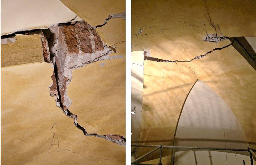 Gravi fessurazioni e distacchi nelle murature interne della cappella laterale della Chiesa di San Michele a Brisighella, con evidenti lesioni a taglio e perdita di coesione degli elementi in mattoni.