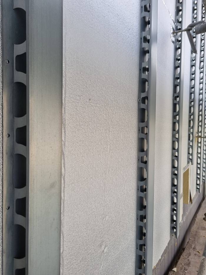 Il sistema Isotec di Brianza Plastica è un sistema termoisolante composito, costituito da un pannello in poliuretano espanso rigido, rivestito con una lamina di alluminio su entrambe le facce e dotato di un correntino metallico asolato preassemblato in fabbrica.