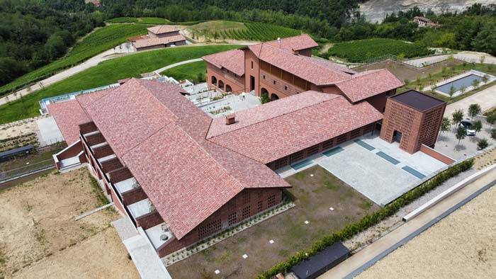 Coperture le tegole in cotto naturale di Terreal Italia nell'Eco Resort Casa Langhe.