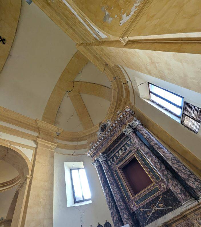 Lesioni murarie e quadro fessurativo nella cappella meridionale della Chiesa di San Michele.