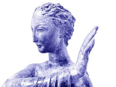 Dettaglio della maiolica con lustro del 1936 di Pietro Melandri intitolata “Venere Moderna”, conservata nello straordinario MIC (Museo Internazionale delle Ceramiche) di Faenza.