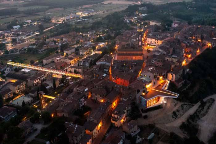 Palazzo senza Tempo e terrazza al tramonto, crediti Andrea Testi, courtesy of Comune di Peccioli