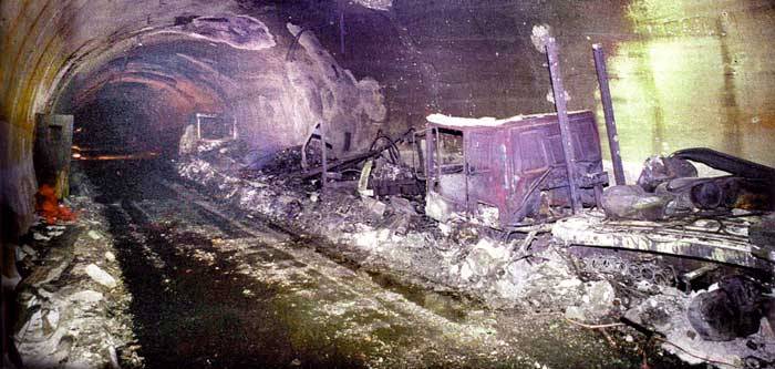 Quello che resta di un veicolo coinvolto nell’incidente nel Traforo del Monte Bianco nel 1999