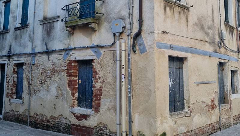Esempio di inserimento di tiranti metallici e piatti di contrasto per rinforzo statico in un edificio in muratura
