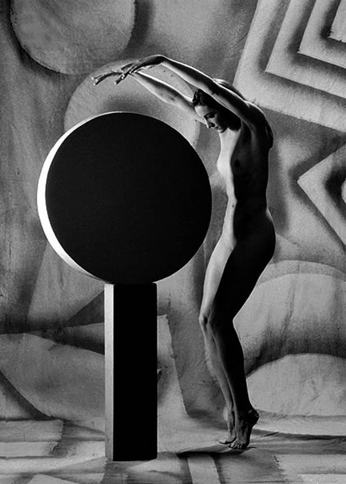 Günter Knop ispirata all'Art Nouveau e all'Art Déco in cui il nudo femminile si inserisce metaforicamente nella dimensione geometrica.