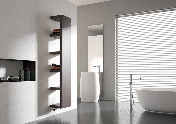 Termoarredo QUADRAQUA inserito all'interno di ambiente bagno.