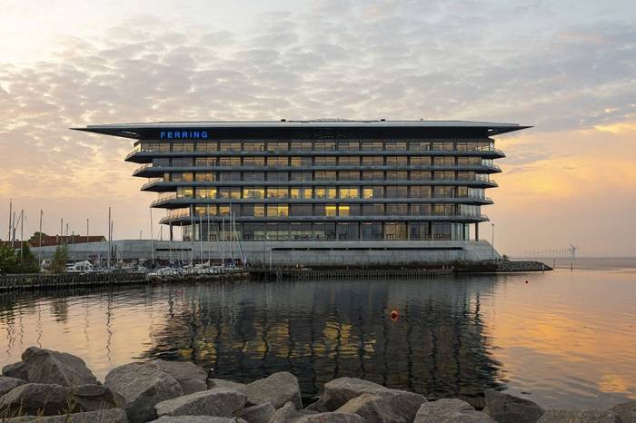 Facciata della sede di Ferring Pharmaceuticals posizionata sul lungomare di Kastrup, Copenaghen.