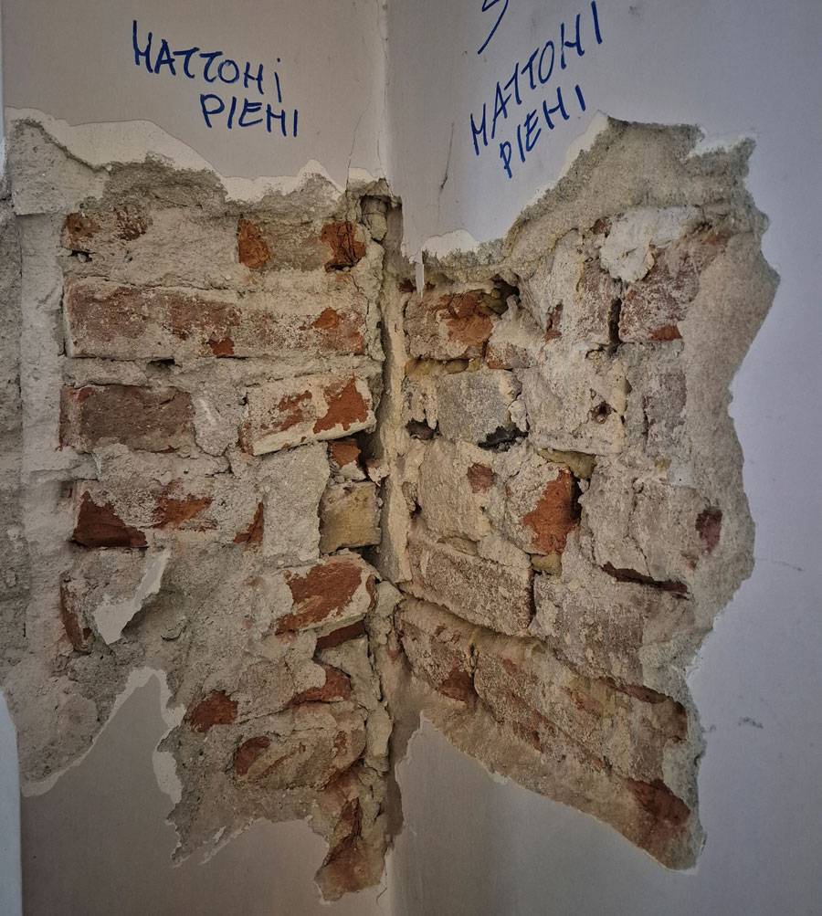 Saggio esplorativo che rileva l’assenza di ammorsamento tra due pareti murarie ortogonali