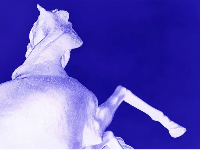 Cavallo rampante in bronzo realizzato dallo scultore marchigiano Pericle Fazzini