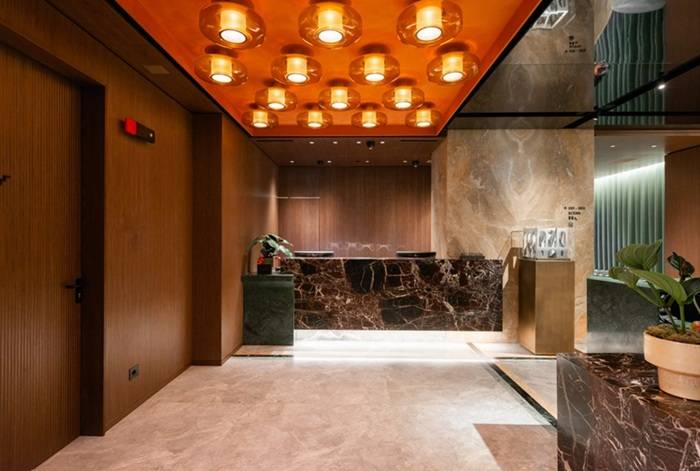 Casa Brera, nel cuore di Milano, è il nuovo hotel di lusso che unisce design d’autore e tecnologia discreta. Il progetto, firmato&nbsp;Patricia Urquiola.