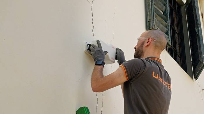 L’ingegnere Uretek installa i fessurimetri biassiali brevettati sulle lesioni principali per il monitoraggio post intervento
