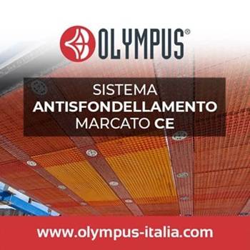Banner pubblicitario del marchio OLYMPUS, con logo in rosso e nero. Sotto al logo, la scritta