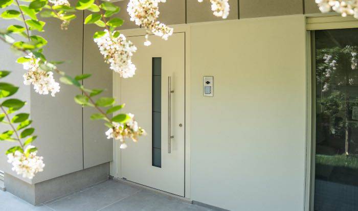 La porta d'ingresso ThermoSafe di Hörmann per una casa domotica
