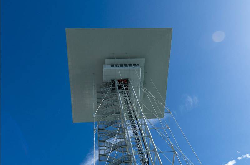 In foto la Nuova Torre Piloti del Porto di Genova su cui è installato il sistema ISAAC per la protezione di vibrazioni indotte dal vento.