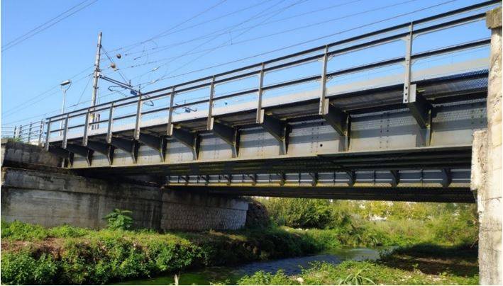 Vista laterale del ponte ferroviario sulla linea Roma-Cassino con travate metalliche esistenti prima della sostituzione.
