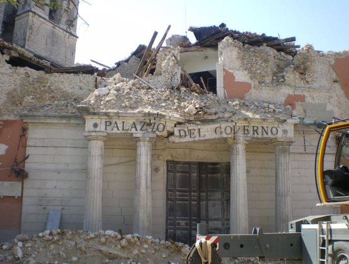 La Prefettura de L'Aquila dopo lo sciame sismico del 2009 che ha colpito L'Aquila