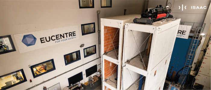 Gli edifici oggetto di prova nei laboratori EUCENTRE e particolare dell’installazione di I-Pro 1 sull’Ovest