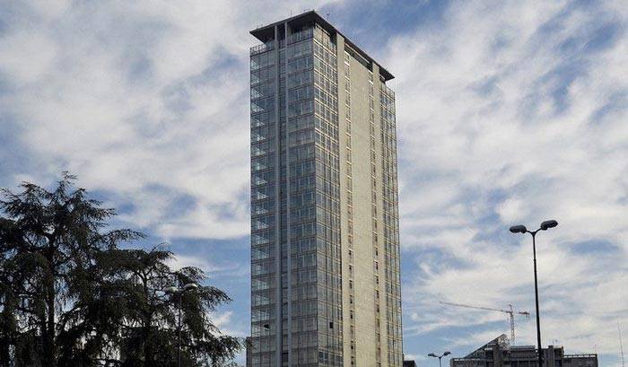 Vista della Torre GalFa, storico grattacielo di Milano