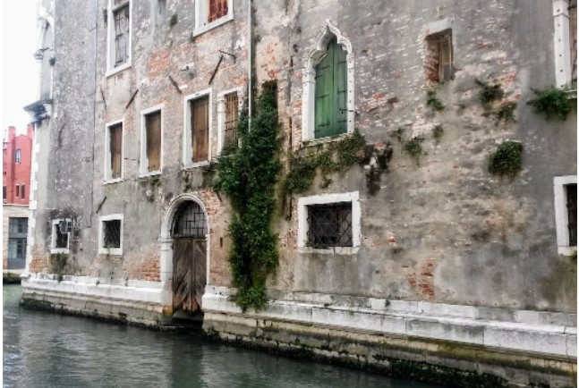  La carenza di manutenzione è purtroppo molto frequente negli edifici della Città di Venezia.
