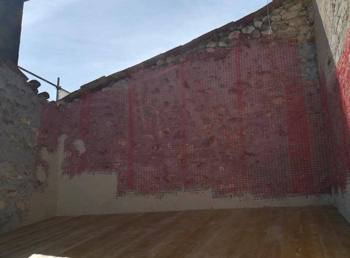 Rinforzo anti-ribaltamento delle pareti in muratura con Armatex