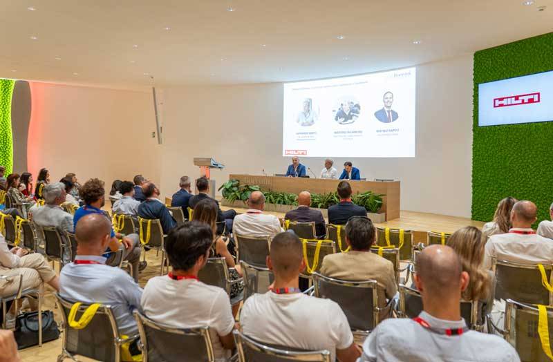 Pubblico e relatori durante un intervento al Productivity Lab organizzato da Hilti e SDA Bocconi, focus su BIM e prefabbricazione.