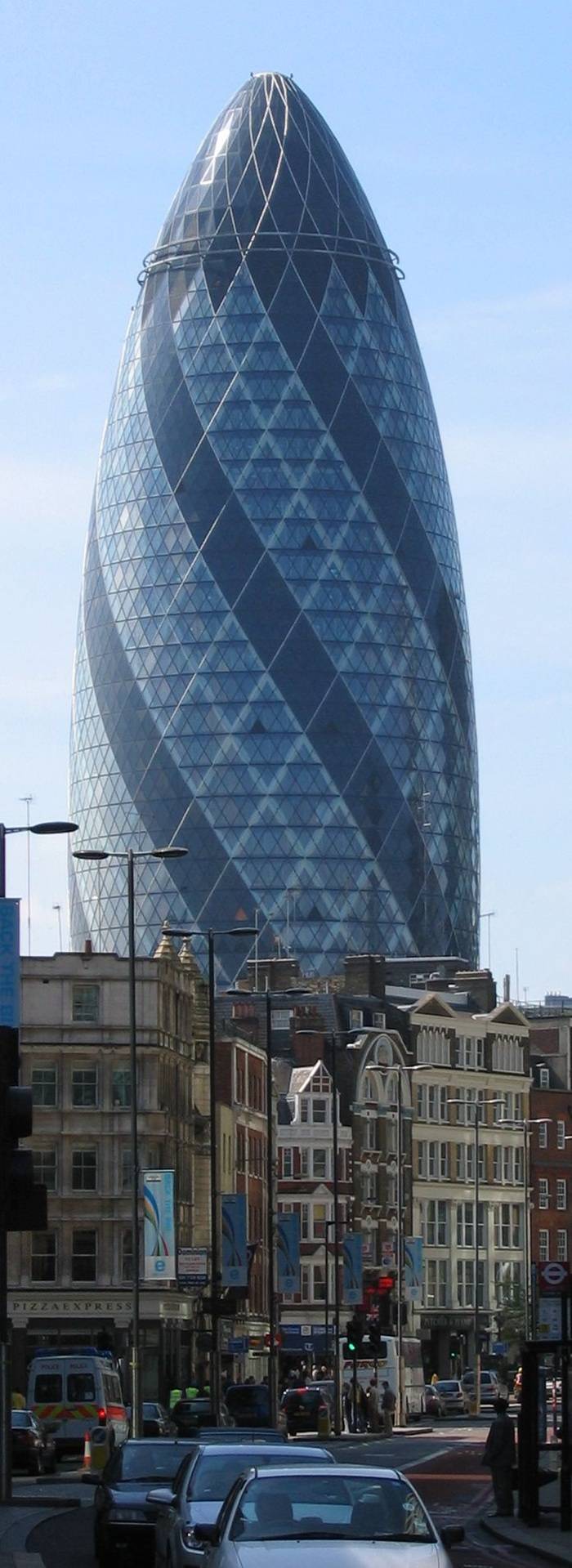 Grattacielo Swiss Re Headquarters a Londra vista vicino alla via della Stazione di Liverpool.