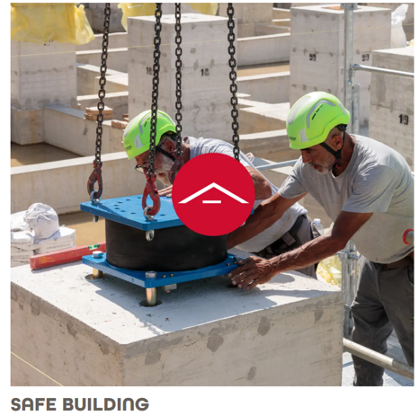 Tecnici al lavoro durante il montaggio di un isolatore sismico su una struttura in calcestruzzo armato, applicazione delle tecnologie SAFE BUILDING per il miglioramento sismico e il consolidamento strutturale.