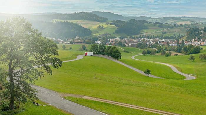 MEWA pianifica accuratamente i tour delle consegne ai clienti, in modo da ottimizzare consumi ed emissioni e utilizza il primo camion a idrogeno del settore