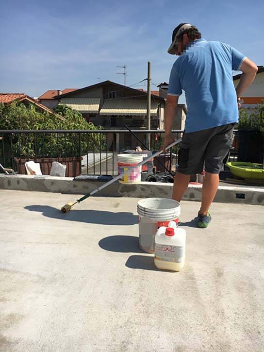 Applicazione primer per impermeabilizzazione terrazzo