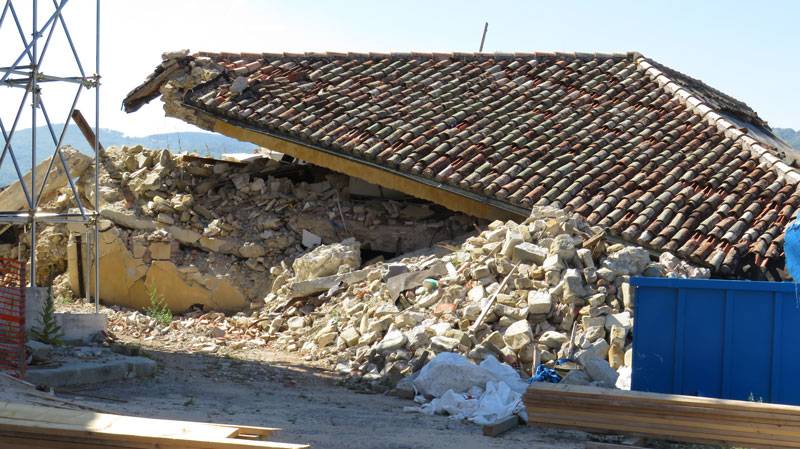 Immagine di un crollo di edificio nel centro storico di Amatrice