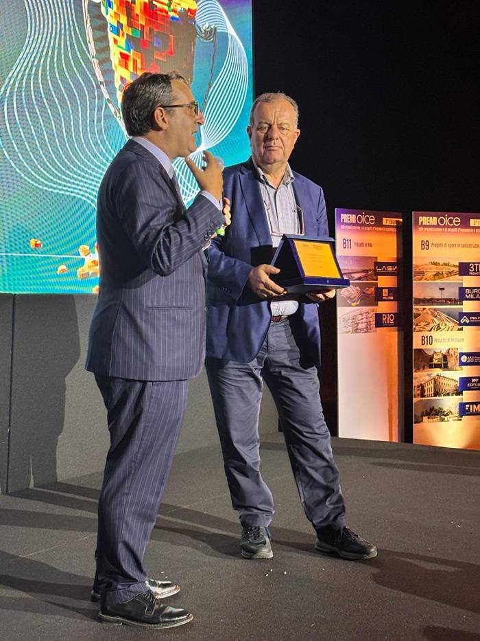 La consegna del premio da parte del Presidente di OICE, Giorgio Lupoi, all’Ing. Pietro Baratono – nella Categoria C, Premio Speciale ideato in collaborazione con la testata Ingenio – per il suo contributo alla promozione e diffusione della digitalizzazione.