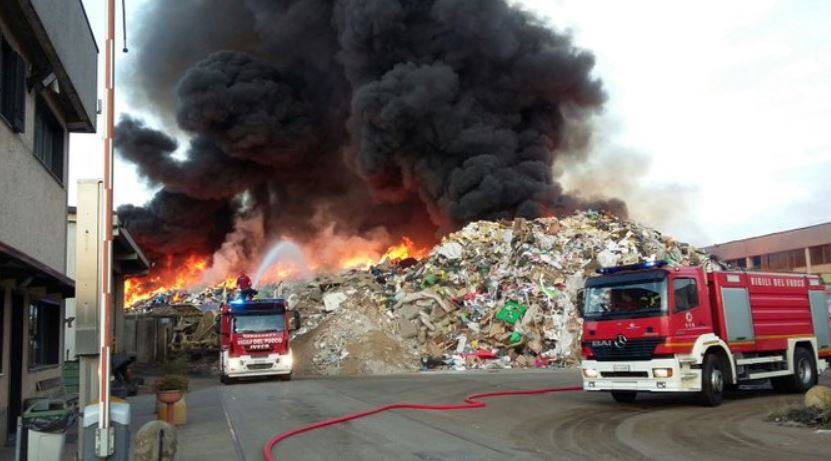 incendio in un depositirifiuti