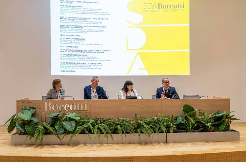 Panel di relatori durante il Productivity Lab Hilti presso SDA Bocconi School of Management, con discussione su innovazione e produttività nelle costruzioni.