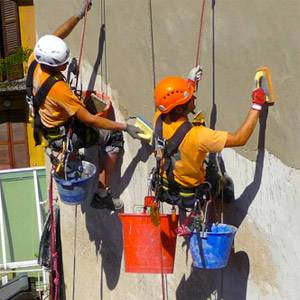 Utilizzo di funi nei lavori in quota per il rifacimento delle facciate di fabbricati condominiali