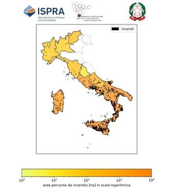 Mappa dell’Italia che mostra la distribuzione e l’intensità delle aree percorse da incendio tra gennaio e settembre 2025, secondo i dati ISPRA ed EFFIS. Le zone colorate in giallo e arancione indicano l’estensione delle superfici bruciate, rappresentate in scala logaritmica: le tonalità più scure segnalano le aree con maggiore superficie incendiata. La mappa evidenzia una concentrazione di incendi nel Sud Italia, in particolare in Sicilia, Calabria, Puglia e Campania, mentre le regioni settentrionali risultano meno colpite. I punti neri rappresentano la localizzazione dei singoli incendi.