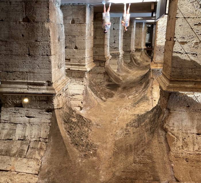 Un mio scatto di un anulare del settore a Nord del Colosseo a Roma.