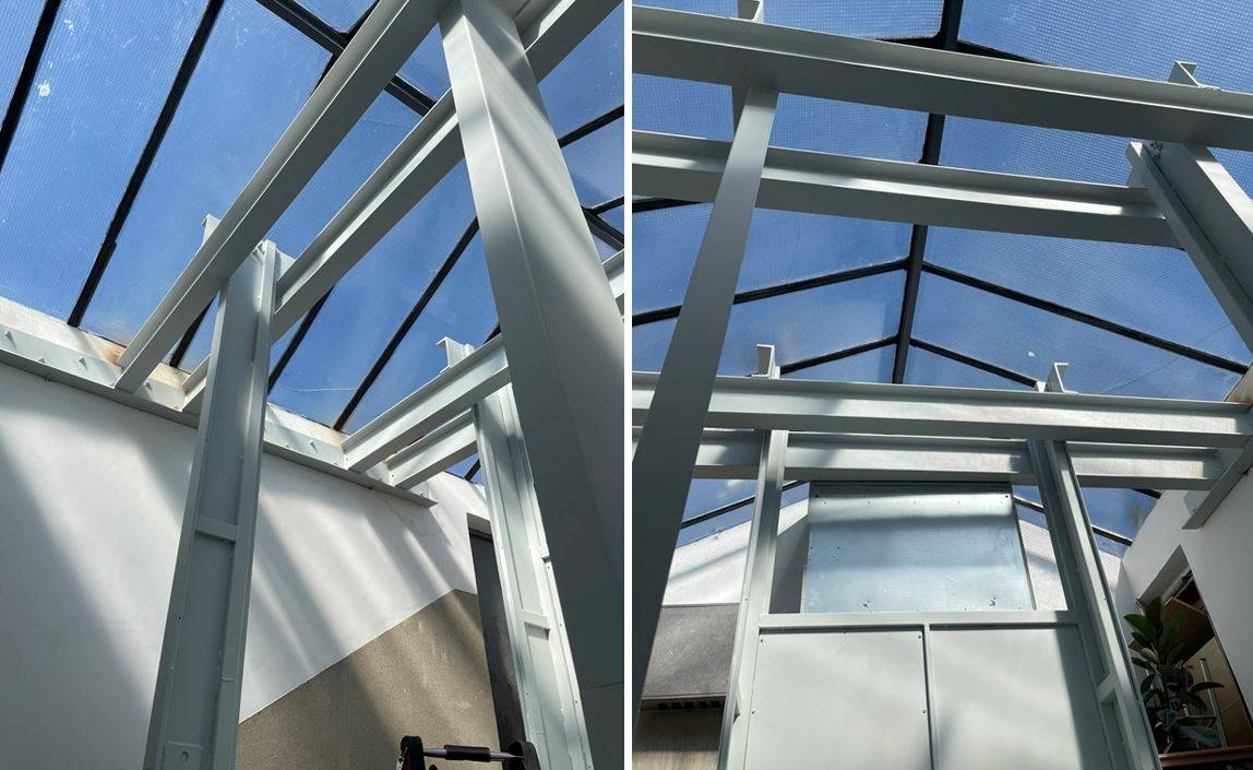 A SX - Struttura metallica dell’ascensore in fase di montaggio sotto copertura vetrata, con pilastri e travi portanti per vano corsa. A DX - Telaio metallico dell’ascensore installato in cortile interno coperto, con montanti e traversi per vano corsa su edificio esistente.