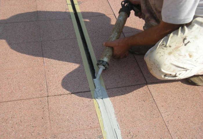 Ciclo poliuretanico per raccordare elasticamente i giunti nei pavimenti