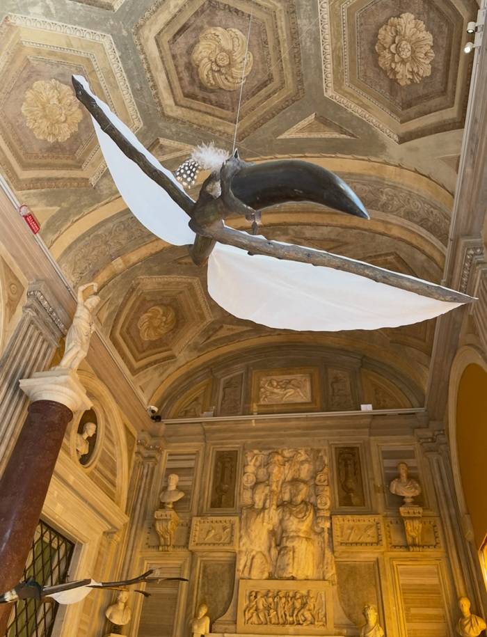 É un mio scatto dell’allestimento della mostra “Poemi della terra nera” di Wangechi Mutu in Galleria Borghese a Roma.