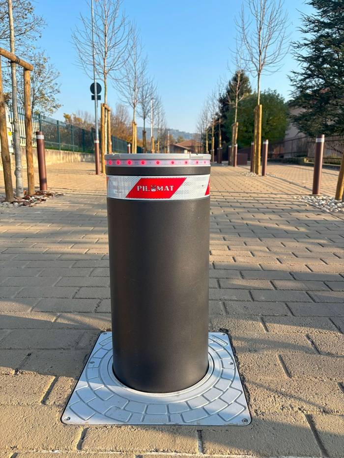 Dissuasori automatici Pilomat 275/P 600A che scandiscono l’accesso stradale durante gli orari scolastici, garantendo più sicurezza agli studenti