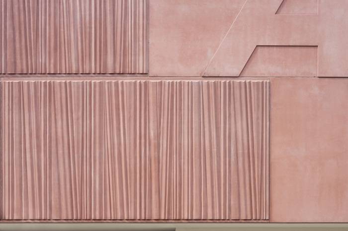 Facciata a vista realizzata con cementi colorati e matrice REKLI.