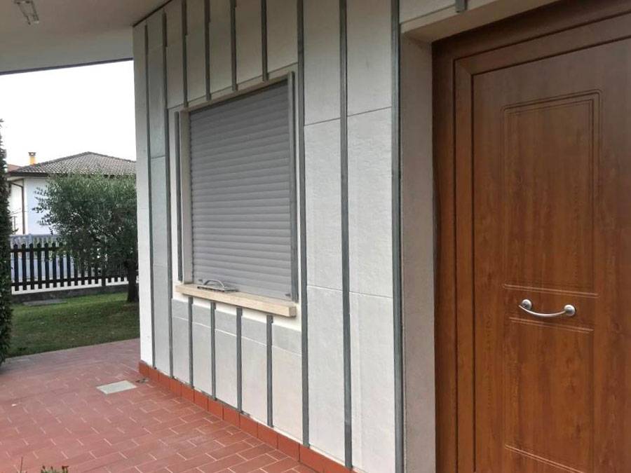Isolamento sottovuoto per facciate esterne a spessore ridotto, utilizzato in interventi di riqualificazione energetica per migliorare le prestazioni termiche senza aumentare gli ingombri.