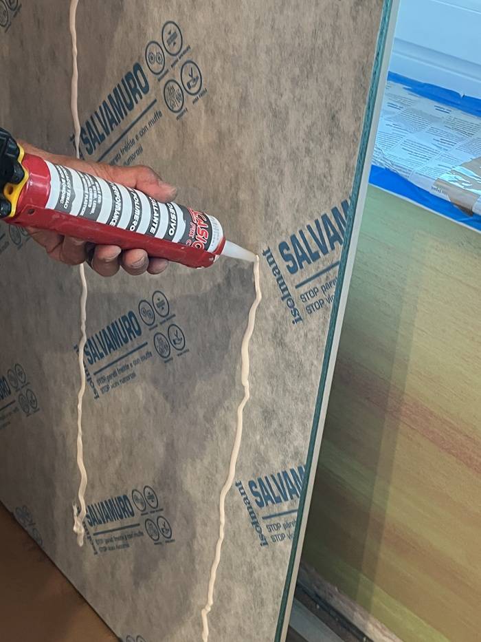 Tecnologia “salvamuro” di IsolGypsum Special Super Green e sigillante Isolmant Incollafacile.