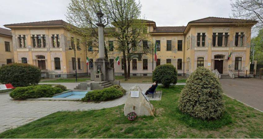 Prospetto principale della scuola primaria Cosimo Bertacchi a Condove (TO)