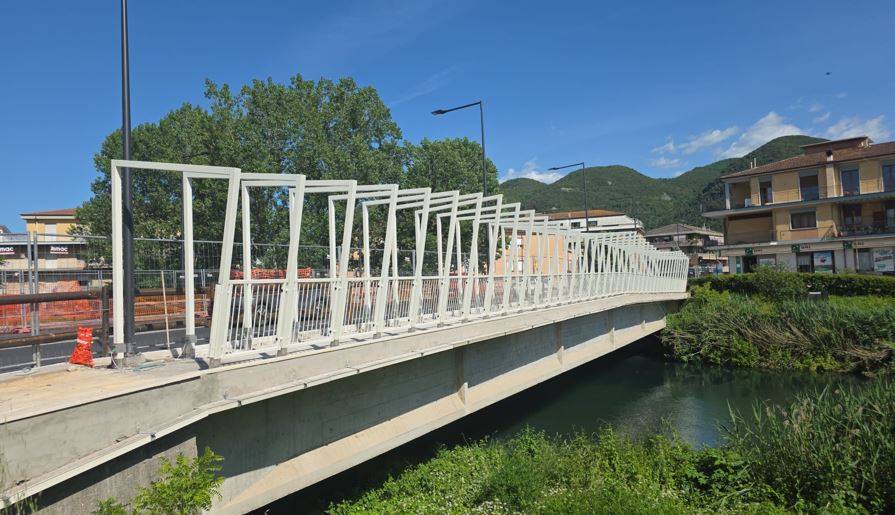 Ponte Giovanni XXIII a Rieti riqualificato con struttura architettonica in PRFV, portali modulari e parapetti lungo il fiume Velino.