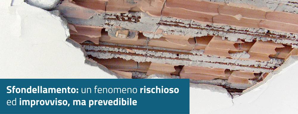 Sfondellamento di un solaio in laterocemento con distacco dell’intonaco e delle pignatte, esempio di degrado avanzato e rischio di crollo.